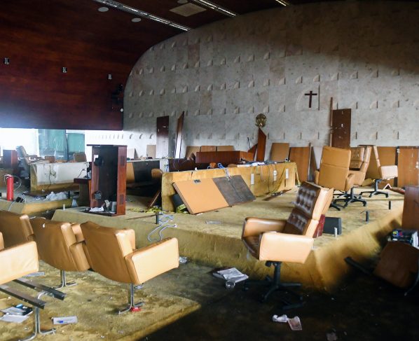 Imagens dos estragos causados por vandalismo no Edifício-sede do STF.