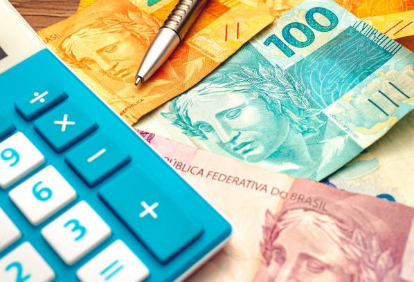 Calculadora ao lado de notas em reais