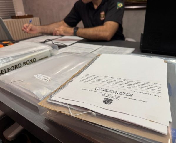 Operação prendeu quatro pessoas envolvidas em desvios na compra de livros | © PF