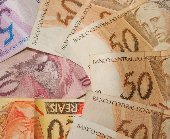 dinheiro , notas de real, salário-mínimo