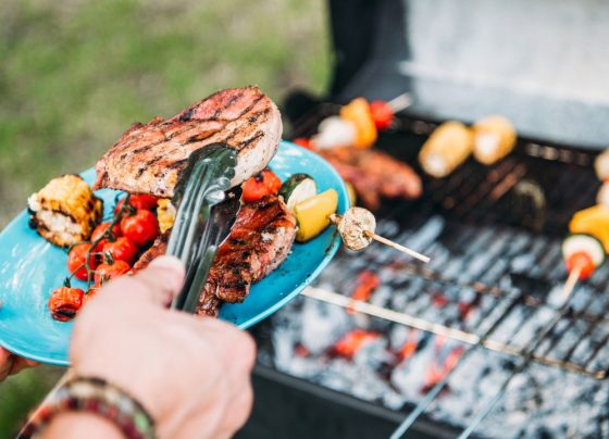A técnica perfeita de churrasco na brasa para ter o sabor defumado perfeito