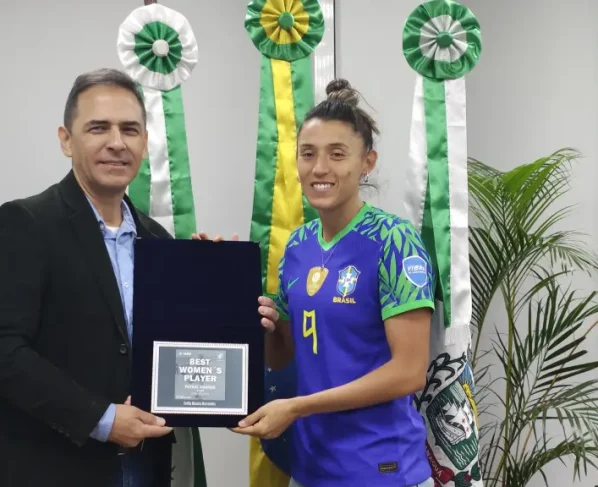 O prefeito Adriano Ramos destacou a importância da representatividade de Emilly para o município e para o Brasil (Foto: Prefeitura de Paranaguá/SECOM)