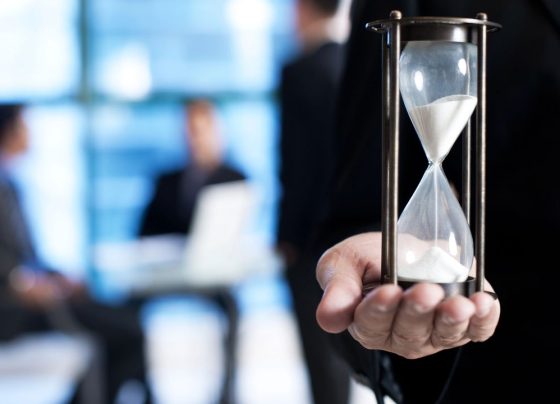 Por que sentimos que o tempo acelera nas férias e desacelera na rotina?