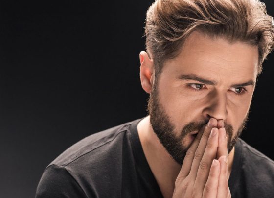 Por que sentimos um “nó na garganta” ao segurar o choro?