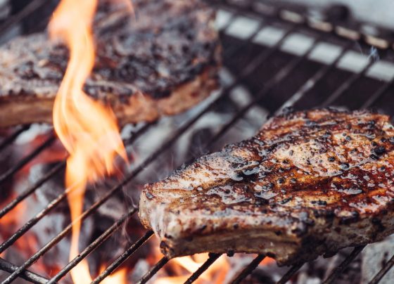 Truques para fazer carne suculenta mesmo usando cortes baratos no churrasco