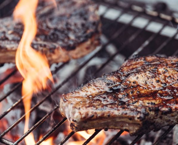 Truques para fazer carne suculenta mesmo usando cortes baratos no churrasco