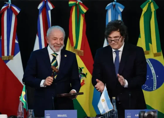 Luiz Inácio Lula da Silva na cerimônia de transmissão da Presidência Pro Tempore do Mercosul ao Brasil com o presidente da Argentina, Javier Milei -   