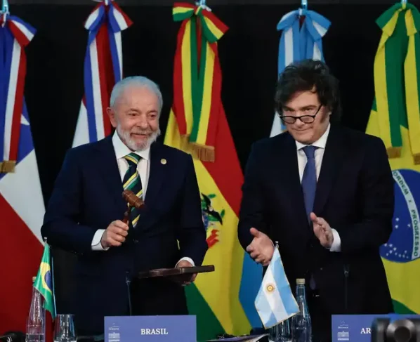 Luiz Inácio Lula da Silva na cerimônia de transmissão da Presidência Pro Tempore do Mercosul ao Brasil com o presidente da Argentina, Javier Milei -   
