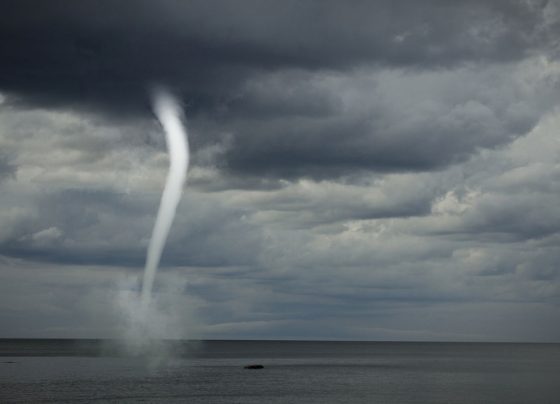 Tromba d'Água surpreende e assusta banhistas no Pará
