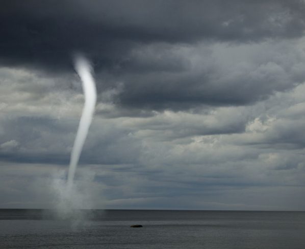 Tromba d'Água surpreende e assusta banhistas no Pará