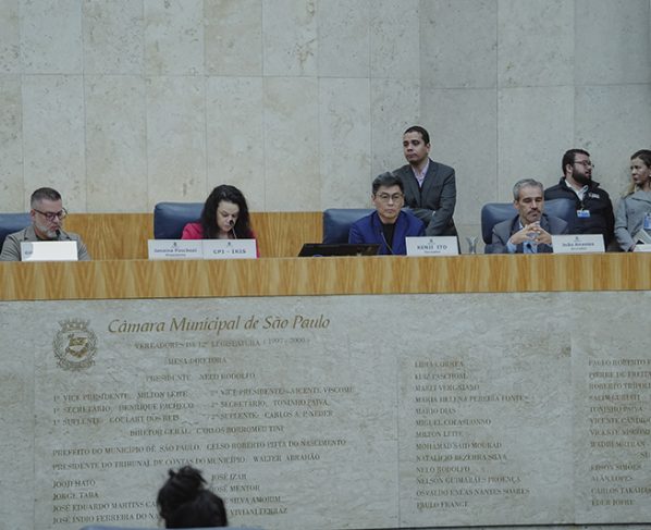 Plenário da Câmara Municipal de São Paulo durante reunião da CPI, com vereadores e convidados sentados à mesa.