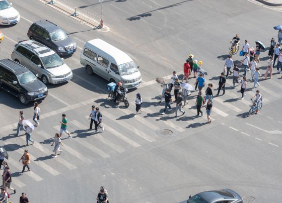 Cinco infrações que pedestres podem cometer e muitos não sabem
