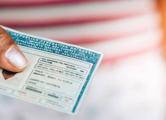 O que diz a lei sobre utilizar somente a CNH digital ao dirigir?