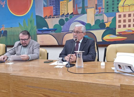 Vereadores Professor Toninho Vespoli e Senival Moura durante a reunião de 2 de setembro de 2025 da Comissão do Idoso da Câmara de São Paulo.