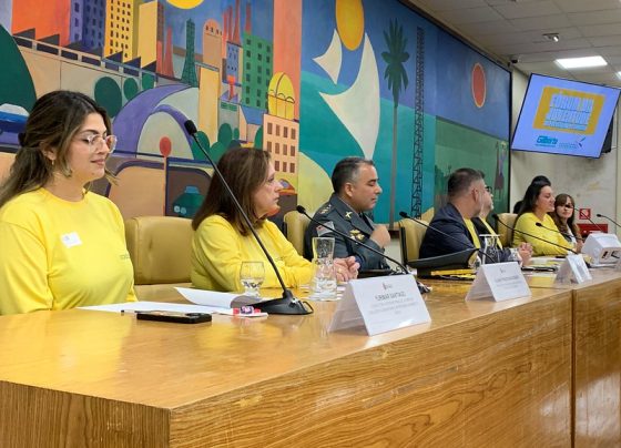 Mesa de debate do Fórum da Juventude na Câmara Municipal de São Paulo, com participantes em destaque.
