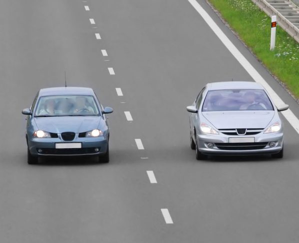 O que diz as regras de trânsito sobre ultrapassagem pela direita em faixa contínua?