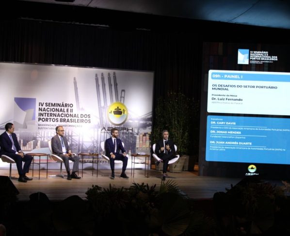 A programação reuniu especialistas do setor portuário, representantes de associações internacionais, autoridades públicas e lideranças sindicais para debater desafios, avanços e oportunidades no setor
