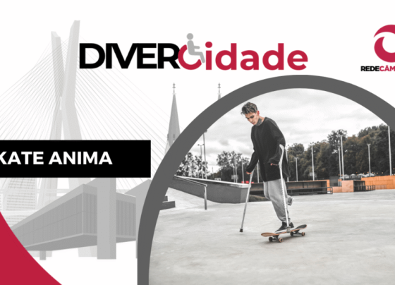 Esta imagem é um design gráfico que combina fotografia e elementos de design. No centro da composição, há uma fotografia em preto e branco de uma pessoa jovem, de cabelo curto e penteado, usando moletom preto e calças claras. Ela está sobre um skate, utilizando muletas para se apoiar, exibindo um equilíbrio impressionante. O foco da imagem está em sua expressão concentrada e na ação de manobrar o skate. À esquerda, há o texto em destaque: "SKATE ANIMA" em letras maiúsculas brancas sobre um fundo preto. Acima, o logotipo da Rede Câmara SP e a palavra "DIVERCidade", com um acento visual sobre a letra "O" que sugere inclusão, complementam a mensagem principal da imagem. O fundo da imagem mostra uma área urbana aberta, com árvores e postes de luz ao fundo, sugerindo um cenário de parque ou praça de esportes ao ar livre. A ponte, ao fundo da composição, adiciona um elemento arquitetônico moderno. A iluminação é suave e a qualidade da imagem é nítida, destacando tanto a pessoa quanto o ambiente. O design utiliza um esquema de cores que combina preto, branco e vermelho, o que confere um tom contemporâneo e dinâmico à imagem. A impressão geral é de celebração da diversidade e inclusão no esporte, evidenciada pela escolha simbólica dos elementos visuais e textuais.