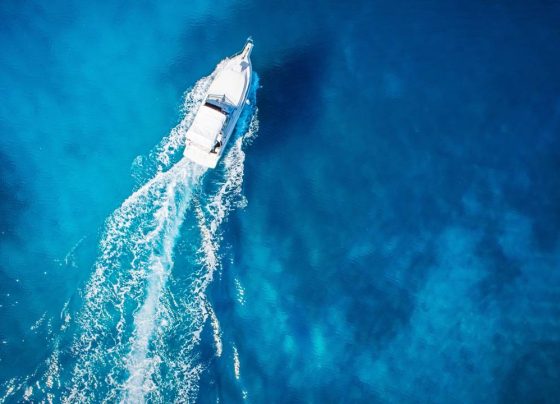 Marinha resgata pescadores à deriva após naufrágio