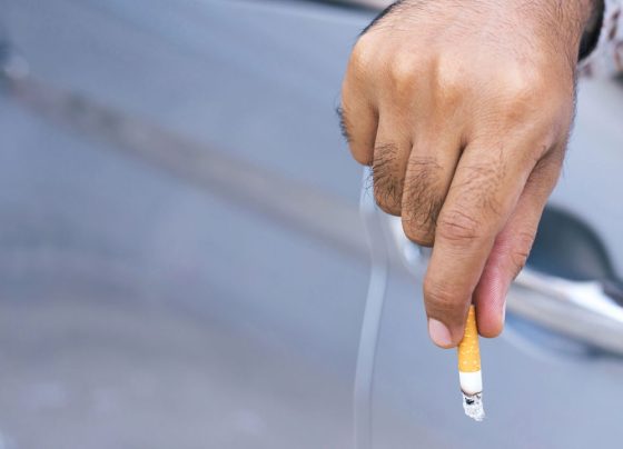 O que diz a lei sobre jogar objetos pela janela do carro?