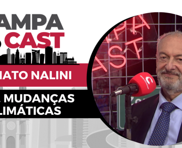Banner do podcast “Sampa Cast” com silhueta de São Paulo e texto: “Renato Nalini – Sec. Mudanças Climáticas”. À direita, homem diante de microfone vermelho com logotipo Rede Câmara SP em estúdio iluminado.