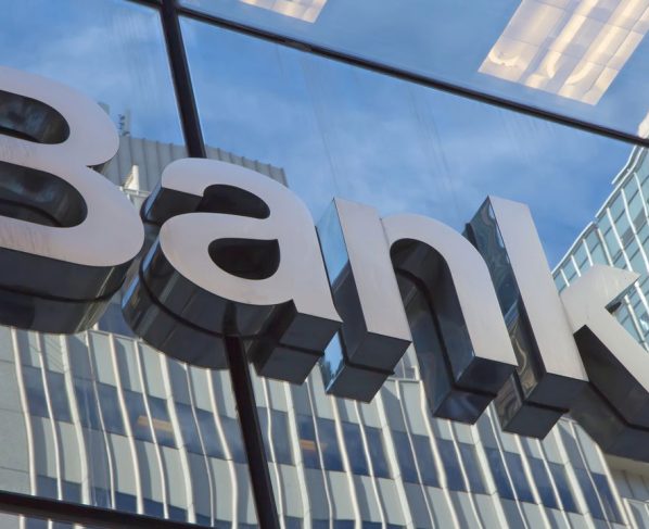 Um grande banco anuncia a suspensão de seus serviços. Clientes só podem sacar dinheiro até 9 de outubro