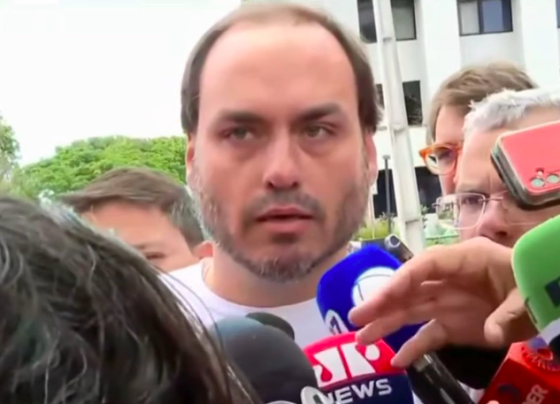Carlos Bolsonaro concede entrevista