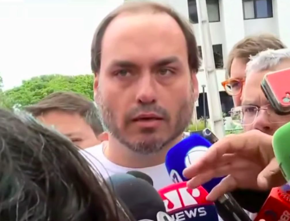 Carlos Bolsonaro concede entrevista