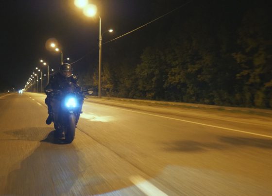 Esse erro comum com farol baixo pode render multa pesada e poucos sabem