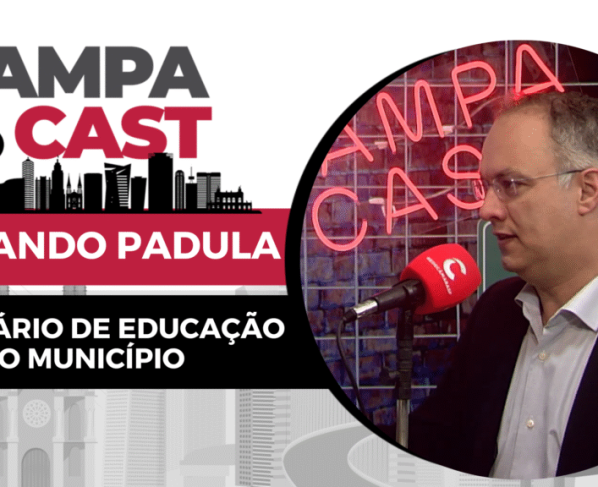 Banner do podcast Sampa Cast, com o título “Fernando Padula, Secretário de Educação do Município”. À direita, homem fala ao microfone vermelho com logotipo da Rede Câmara SP, em estúdio iluminado.