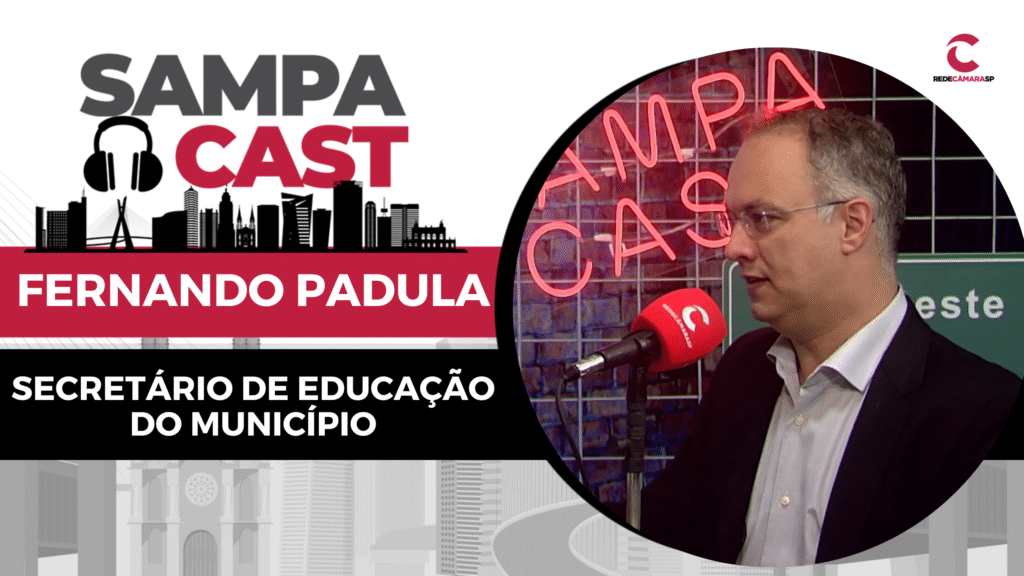 Banner do podcast Sampa Cast, com o título “Fernando Padula, Secretário de Educação do Município”. À direita, homem fala ao microfone vermelho com logotipo da Rede Câmara SP, em estúdio iluminado.