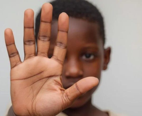 Violência contra criança (Foto: Canva Pro)