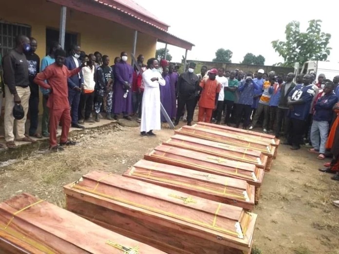 Funeral de cristãos mortos em 28 de agosto de 2025, no Condado de Kauru, estado de Kaduna, Nigéria. (Foto: Iliya Tata para o Christian Daily International-Morning Star News)