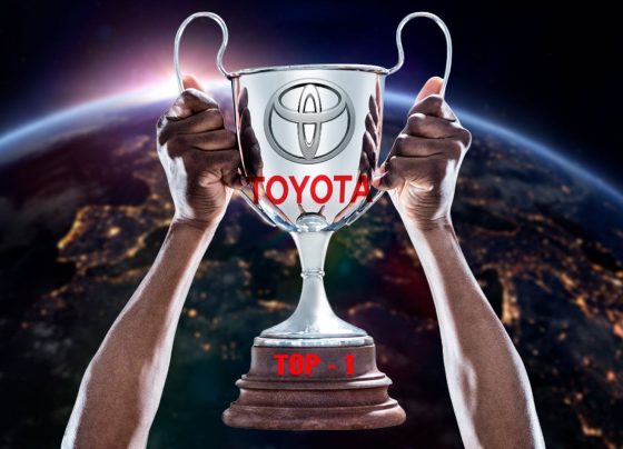 Homem levantando um troféu de campeão, logo da Toyota, planeta terra