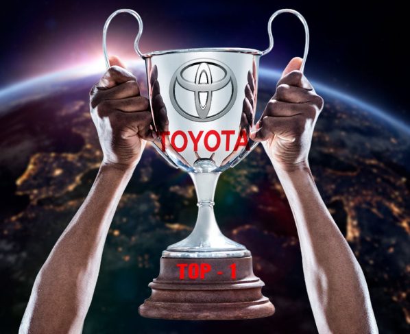 Homem levantando um troféu de campeão, logo da Toyota, planeta terra