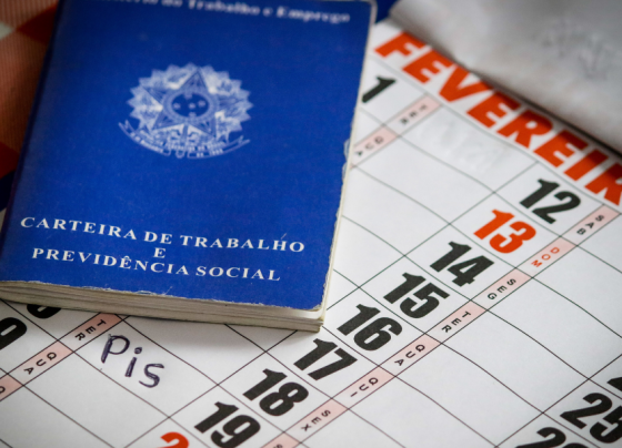 Carteira de trabalho é colocada em calendário