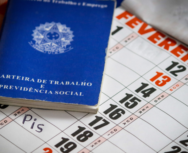 Carteira de trabalho é colocada em calendário