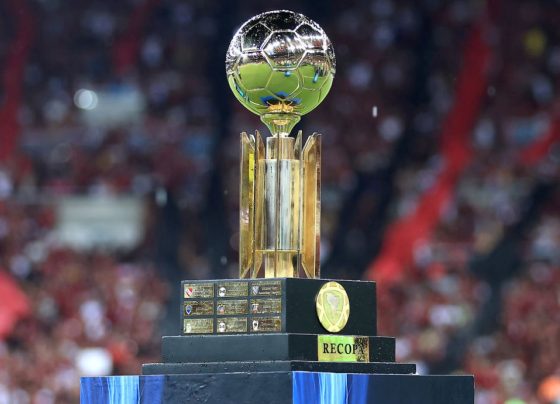 Imagem colorida do troféu da Recopa Sul-Americana- Metrópoles