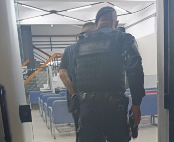 Durante a abordagem, o suspeito confessou que fazia a venda de entorpecentes e, na mochila que ele carregava, foram encontradas 764 porções de cocaína, 453 de crack e 694 de maconha, totalizando, em quilos, mais de 3,130, além de R$ 142 em dinheiro trocado. Foto: Divulgação