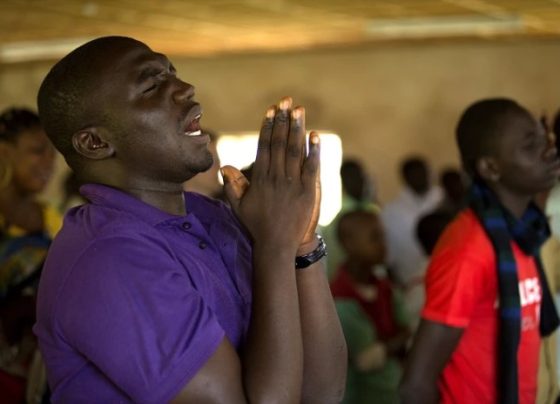 Cristãos durante culto na Nigéria (Foto: World Watch Monitor)