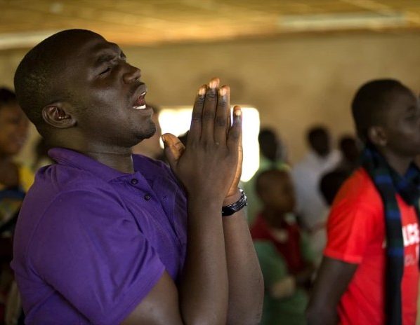 Cristãos durante culto na Nigéria (Foto: World Watch Monitor)
