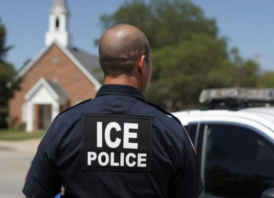Policial do ICE perto de uma igreja nos EUA (Foto: Folha Gospel/Canva IA)