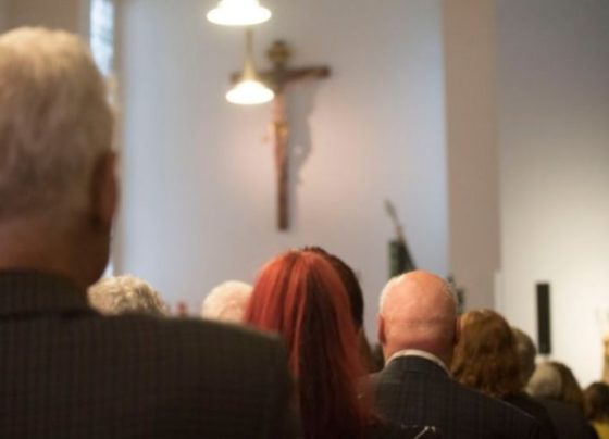 Culto em uma igreja (Foto: canva pro)