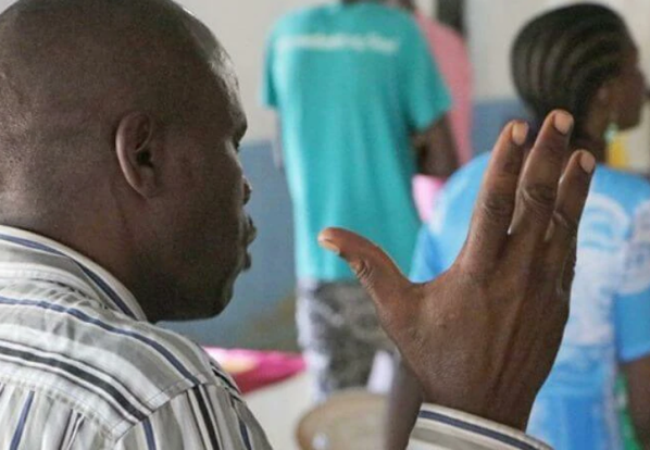 Cristãos durante culto em Uganda.