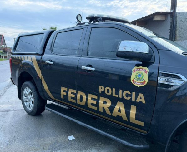 Os policiais federais cumpriram mandados de busca e apreensão que foram expedidos pela 14ª Vara Federal de Curitiba (Foto: PF)