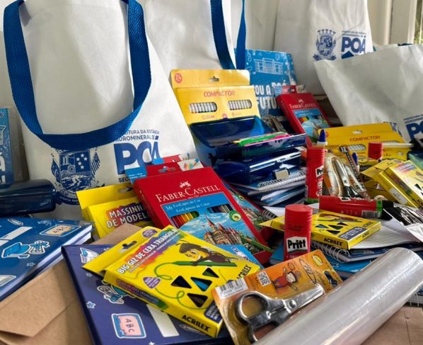 Os kits escolares entregues são completos e incluem itens de acordo com a necessidade de cada turma. Foto: Luan Ibraim