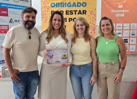 Primeira-dama Flavia Souza recebe Certificado de Gratidão e Engajamento da APAE Poá. Imagem Divulgação