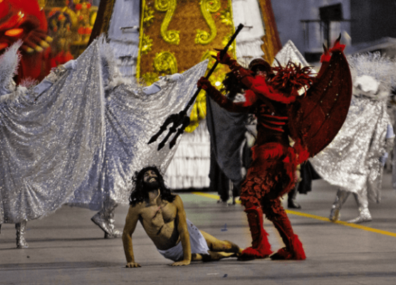 Atores interpretaram a luta entre Jesus e o diabo no desfile da escola de samba Gaviões da Fiel, em 2019 (Foto: Reprodução)