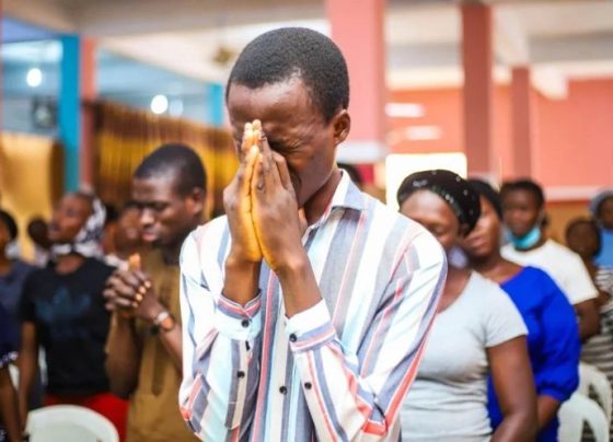 Cristãos durante culto em igreja na Nigéria (Foto: Gracious Adebayo/Unsplash.com )