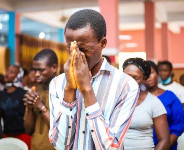 Cristãos durante culto em igreja na Nigéria (Foto: Gracious Adebayo/Unsplash.com )